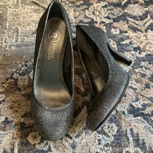 Mootsies Tootsies gunmetal silver heels size 8.